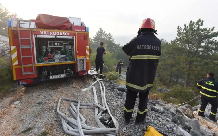 VATRA KRAJ DRNIŠA: Udar groma uzrokovao veliki požar