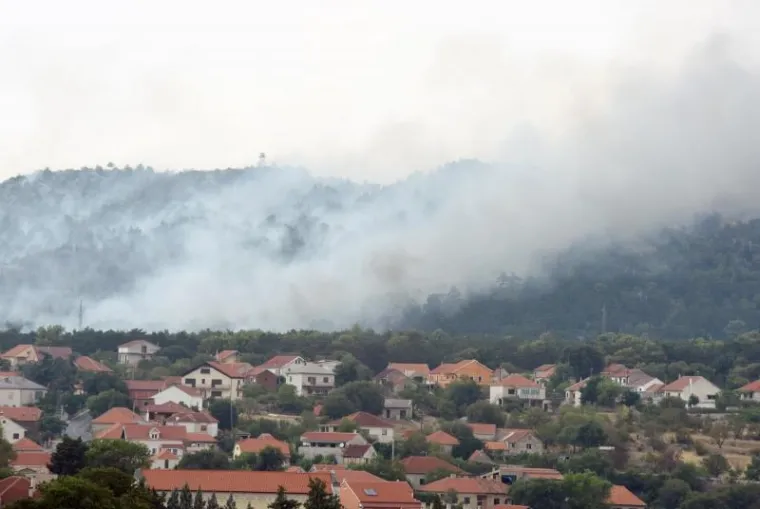 VATRA KRAJ DRNIŠA: Udar groma uzrokovao veliki požar