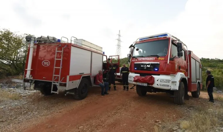 Osim kanadera i air tractora na terenu su i brojni vatrogasci.