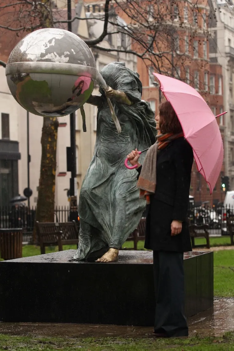 Razne varijacije kipa postavio je diljem svijeta -  od Engleske, SAD-a, Monaka, Singapura.