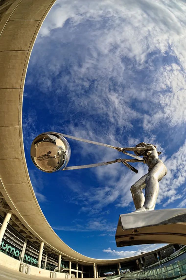 Igra se s mozgom jer promatraču djeluje kao da jedino rotacija može držati kuglu u zraku