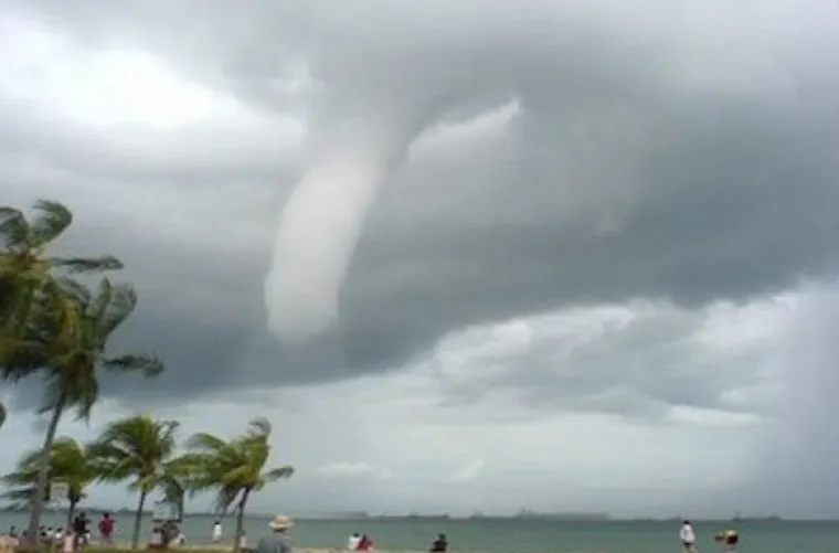 OD SITNIH DO GIGANTSKIH: Nebo je prepuno penisa, samo treba podignuti pogled