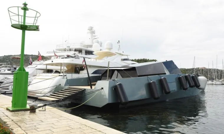 Najbrža jahta na svijetu privlači poglede turista u Skradinu