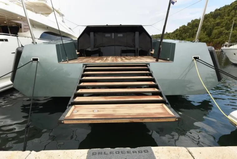 Najbrža jahta na svijetu privlači poglede turista u Skradinu