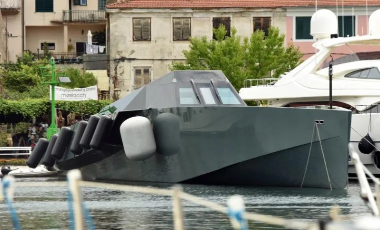 Najbrža jahta na svijetu privlači poglede turista u Skradinu