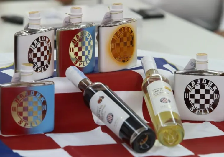 Na Poljudu potpisan je ugovor s Goranom Đanićem čiji će se likeri u raznim pakiranjima i okusima (limun, smokva, rogač, orah) prodavati pod imenom Hajduk. U ime Hajduka ugovor je potpisao direktor marketinga Aljoša Bašić.