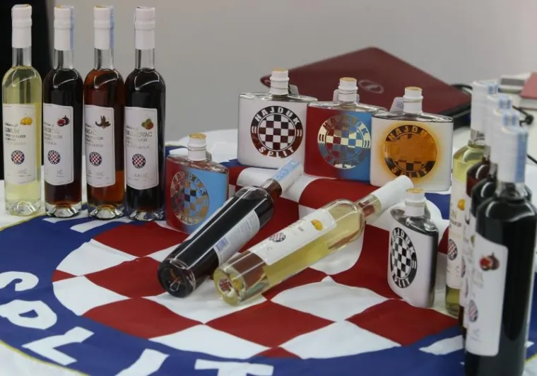 Na Poljudu potpisan je ugovor s Goranom Đanićem čiji će se likeri u raznim pakiranjima i okusima (limun, smokva, rogač, orah) prodavati pod imenom Hajduk. U ime Hajduka ugovor je potpisao direktor marketinga Aljoša Bašić.