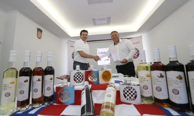 Na Poljudu potpisan je ugovor s Goranom Đanićem čiji će se likeri u raznim pakiranjima i okusima (limun, smokva, rogač, orah) prodavati pod imenom Hajduk. U ime Hajduka ugovor je potpisao direktor marketinga Aljoša Bašić.