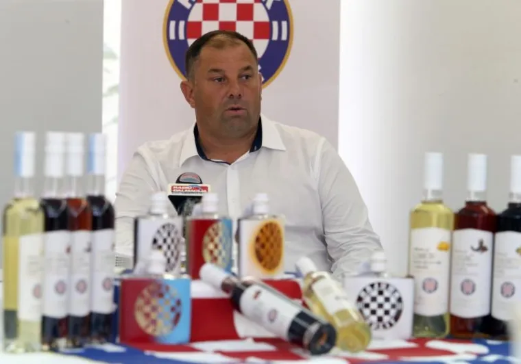 Na Poljudu potpisan je ugovor s Goranom Đanićem čiji će se likeri u raznim pakiranjima i okusima (limun, smokva, rogač, orah) prodavati pod imenom Hajduk. U ime Hajduka ugovor je potpisao direktor marketinga Aljoša Bašić.