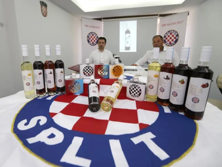 Na Poljudu potpisan je ugovor s Goranom Đanićem čiji će se likeri u raznim pakiranjima i okusima (limun, smokva, rogač, orah) prodavati pod imenom Hajduk. U ime Hajduka ugovor je potpisao direktor marketinga Aljoša Bašić.