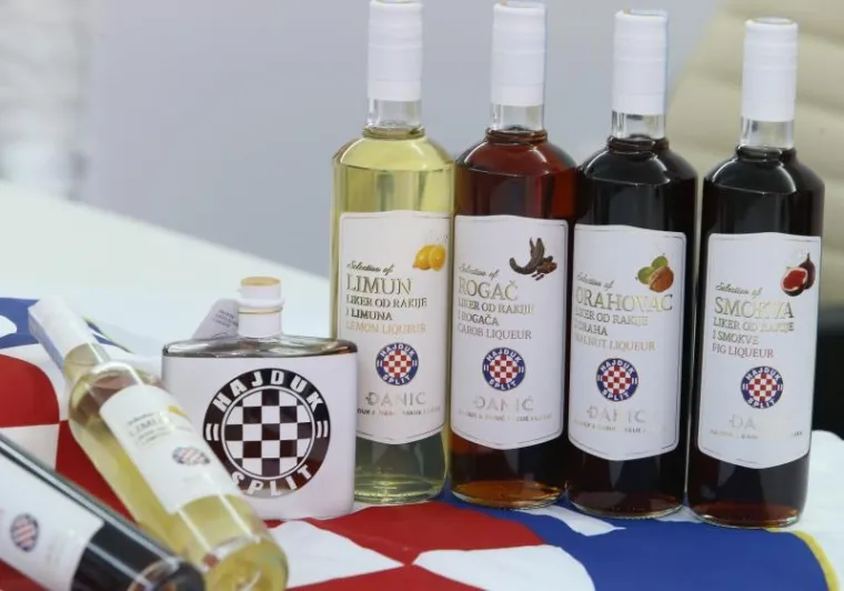 Na Poljudu potpisan je ugovor s Goranom Đanićem čiji će se likeri u raznim pakiranjima i okusima (limun, smokva, rogač, orah) prodavati pod imenom Hajduk. U ime Hajduka ugovor je potpisao direktor marketinga Aljoša Bašić.