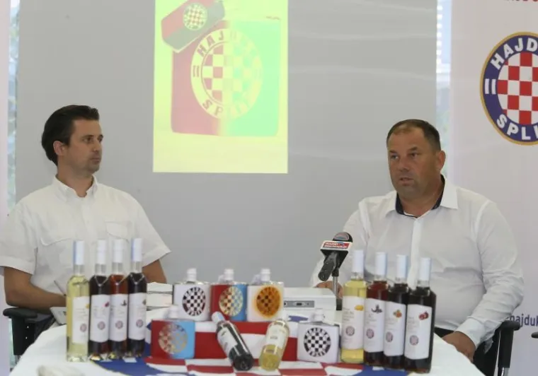 Na Poljudu potpisan je ugovor s Goranom Đanićem čiji će se likeri u raznim pakiranjima i okusima (limun, smokva, rogač, orah) prodavati pod imenom Hajduk. U ime Hajduka ugovor je potpisao direktor marketinga Aljoša Bašić.