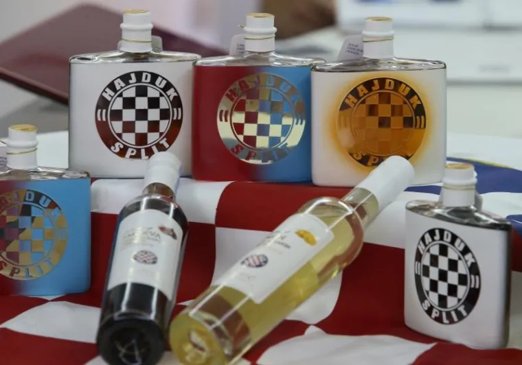 Na Poljudu potpisan je ugovor s Goranom Đanićem čiji će se likeri u raznim pakiranjima i okusima (limun, smokva, rogač, orah) prodavati pod imenom Hajduk. U ime Hajduka ugovor je potpisao direktor marketinga Aljoša Bašić.