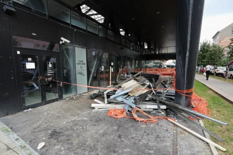Cascade - Prebendarski vrtovi, nekada najluksuzniji trgovački centar u Zagrebu danas je zapušten. Sve trgovine su zatvorene, a cijeli centar pun je smeća.