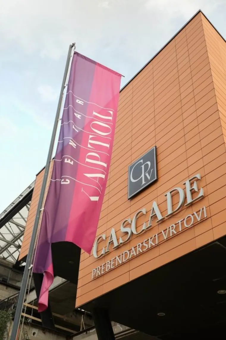 Cascade - Prebendarski vrtovi, nekada najluksuzniji trgovački centar u Zagrebu danas je zapušten. Sve trgovine su zatvorene, a cijeli centar pun je smeća.