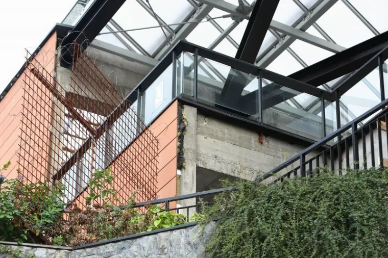 Cascade - Prebendarski vrtovi, nekada najluksuzniji trgovački centar u Zagrebu danas je zapušten. Sve trgovine su zatvorene, a cijeli centar pun je smeća.