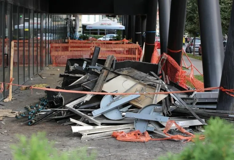 Cascade - Prebendarski vrtovi, nekada najluksuzniji trgovački centar u Zagrebu danas je zapušten. Sve trgovine su zatvorene, a cijeli centar pun je smeća.