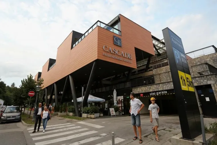 Cascade - Prebendarski vrtovi, nekada najluksuzniji trgovački centar u Zagrebu danas je zapušten. Sve trgovine su zatvorene, a cijeli centar pun je smeća.
