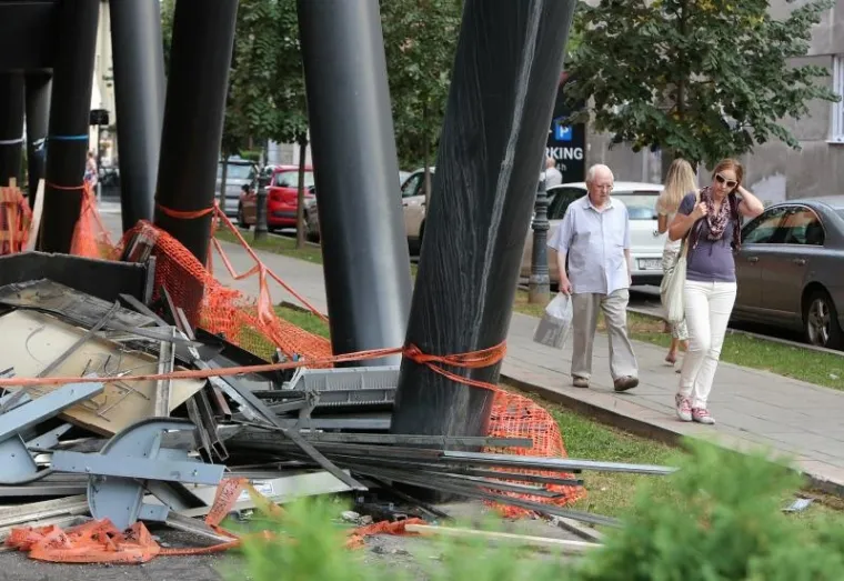 Cascade - Prebendarski vrtovi, nekada najluksuzniji trgovački centar u Zagrebu danas je zapušten. Sve trgovine su zatvorene, a cijeli centar pun je smeća.