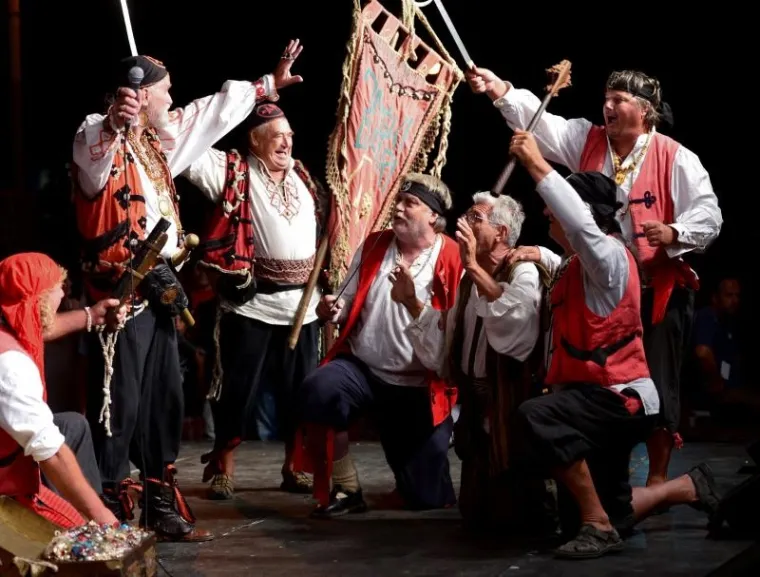 DogađajAtraktivnosti samog događaaja doprinosi sudjelovanje brojnih, do zuba naoružanih, pripadnika povijesnih postrojbi. je započeo mimohodom kroz centar grada.