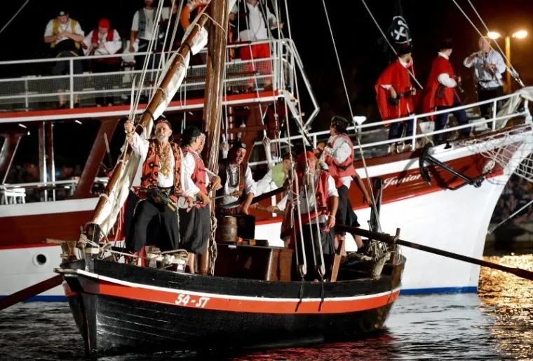 Tu su Viteško društvo Kumpanija iz Blata sa otoka Korčule, Dubrovački trombunjeri i Kliški uskoci.