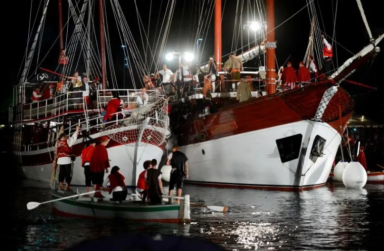 Oni su na starim drvenim jedrenjacima i tradicionalnim brodicama, uz hrabre i odvažne Omi&scaron;ke gusare, branili grad od najezde.