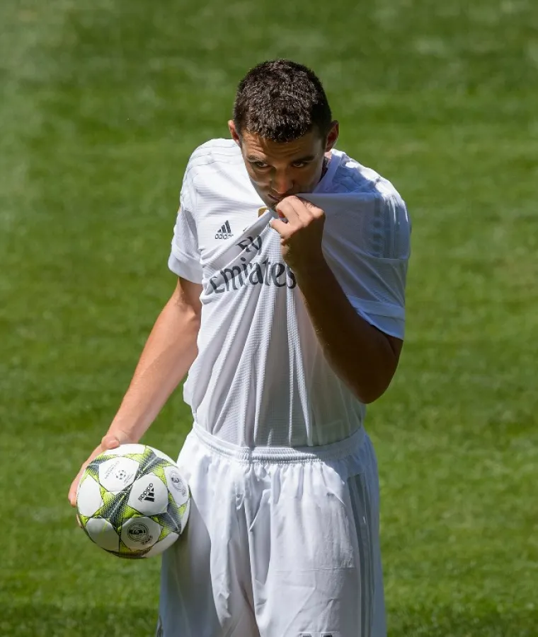 Hrvatski nogometa&scaron; Mateo Kovačić u srijedu je potpisao &scaron;estogodi&scaron;nji ugovor s Real Madridom nakon čega je predstavljen navijačima i medijima.