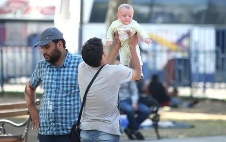 Imigranti iz ratovima poharanih Afganistana, Sirije, Iraka, Palestine..., preplavili su sredi&scaron;te Beograda. U parkovima pored autobusnog i željezničkog kolodvora dnevno boravi oko 1.000 imigranata do daljnjeg puta prema Mađarskoj.