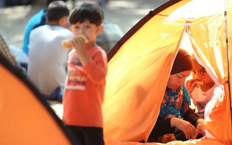 Imigranti iz ratovima poharanih Afganistana, Sirije, Iraka, Palestine..., preplavili su sredi&scaron;te Beograda. U parkovima pored autobusnog i željezničkog kolodvora dnevno boravi oko 1.000 imigranata do daljnjeg puta prema Mađarskoj.