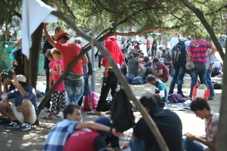 Imigranti iz ratovima poharanih Afganistana, Sirije, Iraka, Palestine..., preplavili su sredi&scaron;te Beograda. U parkovima pored autobusnog i željezničkog kolodvora dnevno boravi oko 1.000 imigranata do daljnjeg puta prema Mađarskoj.