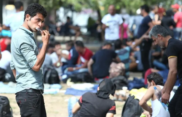 Imigranti iz ratovima poharanih Afganistana, Sirije, Iraka, Palestine..., preplavili su sredi&scaron;te Beograda. U parkovima pored autobusnog i željezničkog kolodvora dnevno boravi oko 1.000 imigranata do daljnjeg puta prema Mađarskoj.