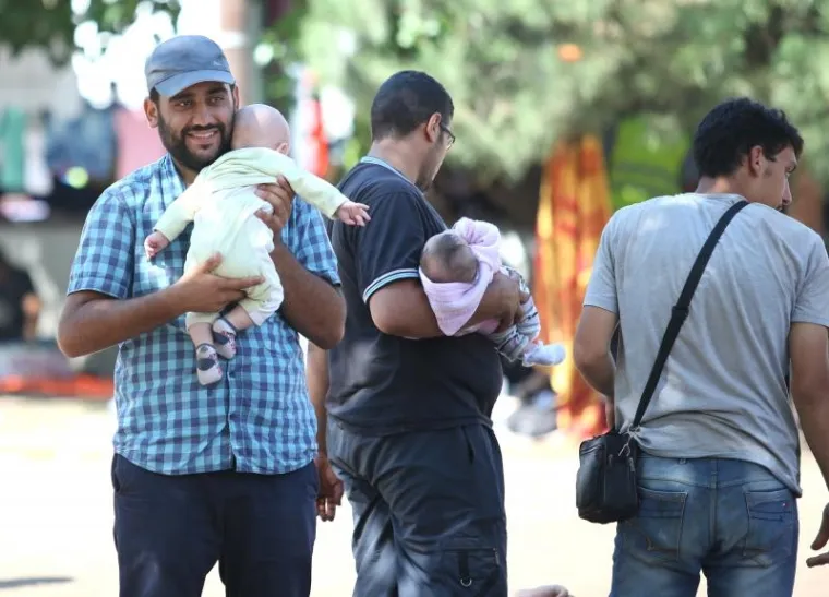 Imigranti iz ratovima poharanih Afganistana, Sirije, Iraka, Palestine..., preplavili su sredi&scaron;te Beograda. U parkovima pored autobusnog i željezničkog kolodvora dnevno boravi oko 1.000 imigranata do daljnjeg puta prema Mađarskoj.