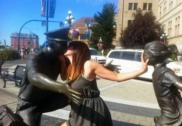 NEKULTURNI TURISTI: Mislite li da im treba oduzeti putovnicu ili da je sve nevina &scaron;ala?