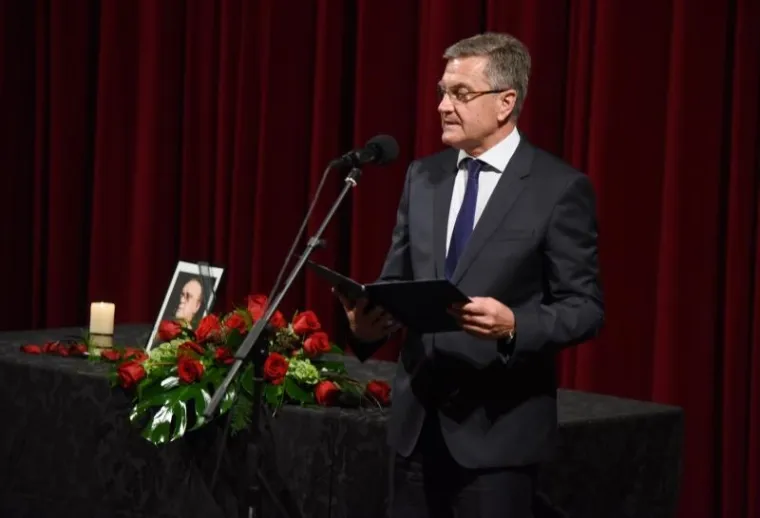 SUZAMA I PLJESKOM: &Scaron;ibenik se oprostio od Arsena Dedića