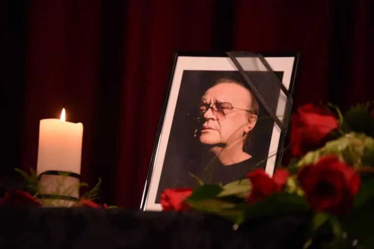 &Scaron;ibenik se oprostio od Arsena Dedića, jednog od najvećih umjetnika, skladatelja, pjesnika, kantautora i pjevača na ovim prostorima. U zgradi Hrvatskog narodnog kazali&scaron;ta u &Scaron;ibeniku održana je komemoracija.