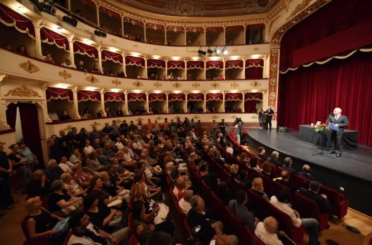 SUZAMA I PLJESKOM: &Scaron;ibenik se oprostio od Arsena Dedića