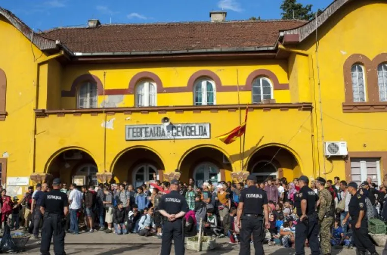 Nekoliko tisuća ljudi s Bliskog istoka, iz Afrike i Azije, uglavnom sirijskih izbjeglica, provelo je hladnu noć na ničijoj zemlji nakon &scaron;to je Skoplje jučer proglasilo izvanredno stanje i zatvorilo svoju južnu granicu za izbjeglice.