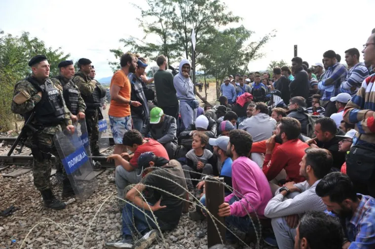 DRAMA NA PUTU U BOLJI ŽIVOT: Očajnici zarobljeni na ničijoj zemlji