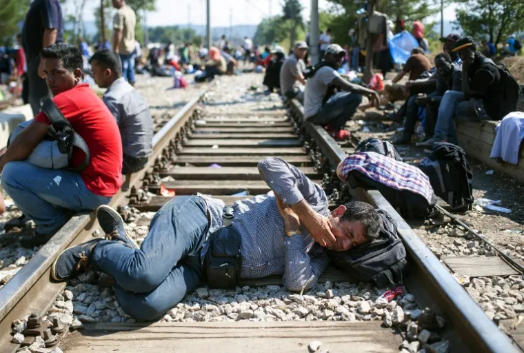 Dio migranata legao je na tračnice na željezničkoj postaji u Đevđeliji, u  znak prosvjeda protiv blokade prolaska.