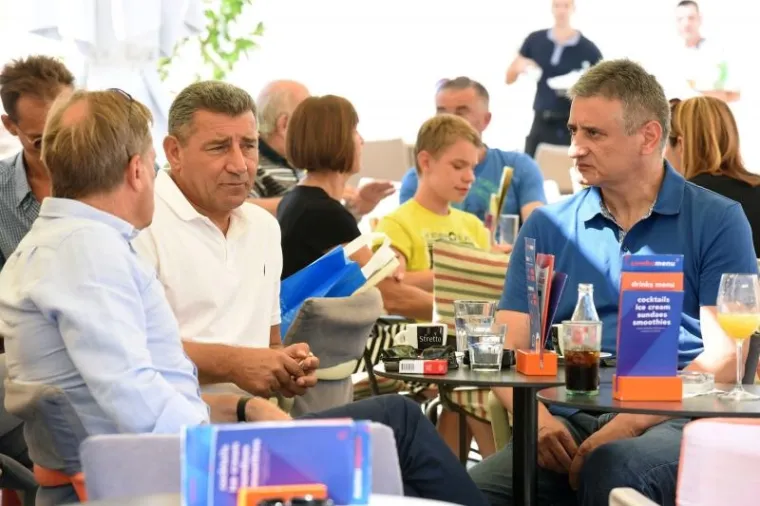 General Ante Gotovina susreo se jutros na kavi s predsjednikom HDZ-a Tomislavom Karamarkom, zadarskim gradonačelnikom Božidarom Kalmetom i prijateljem Željkom Dilberom. Ako je suditi prema fotografijama, četveročlano dru&scaron;tvo na zadarskom Forumu vodilo je zanimljive razgovore.