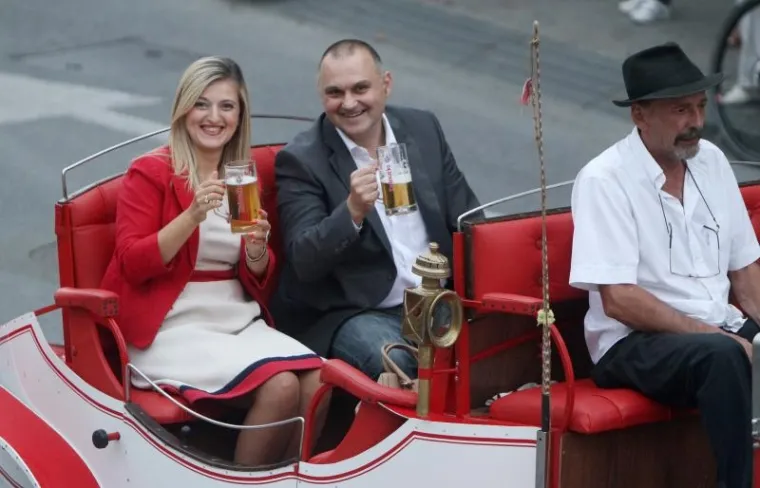 U povorci je sudjelovala predsjednica uprave Heinekena Hrvatska Branka Slaveska u društvu gradonačelnika Karlovca Damira Jelića.