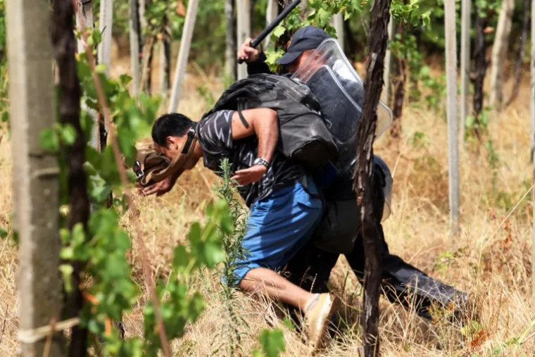 DRAMA U MAKEDONIJI: Potresne fotografije očajnih ljudi