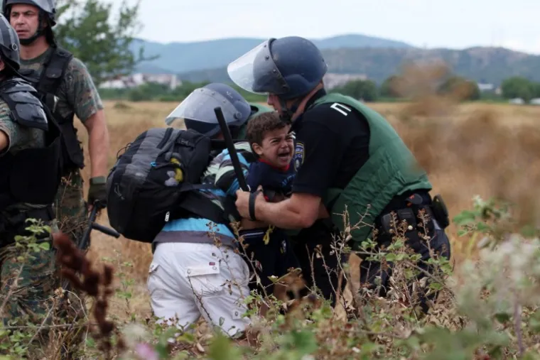 DRAMA U MAKEDONIJI: Potresne fotografije očajnih ljudi