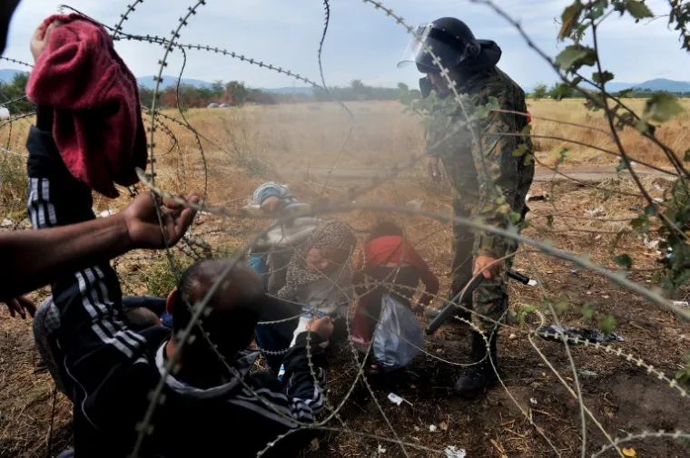 Reutersov reporter vidio je kako je policija bacila dvije &scaron;ok granate i uspjela zadržati dio gomile ali je njihov kordon popustio i nekoliko tisuća ljudi provalilo je na makedonski teritorij.