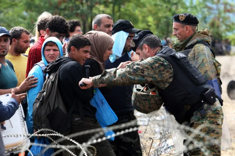 DRAMA U MAKEDONIJI: Potresne fotografije očajnih ljudi