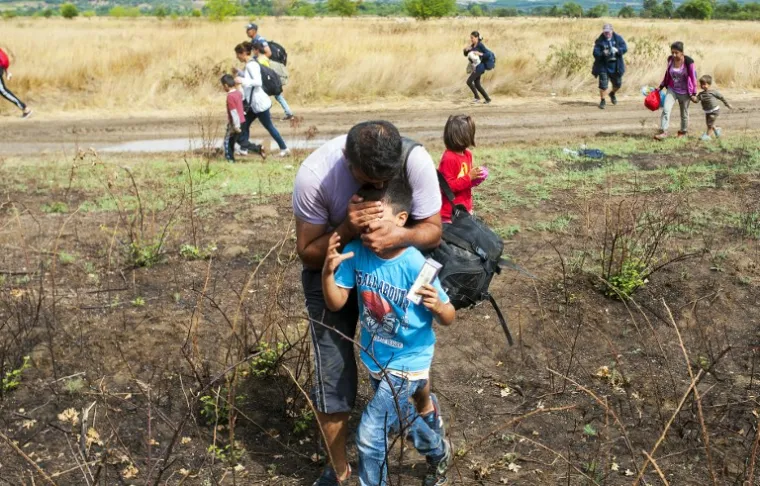 DRAMA U MAKEDONIJI: Potresne fotografije očajnih ljudi
