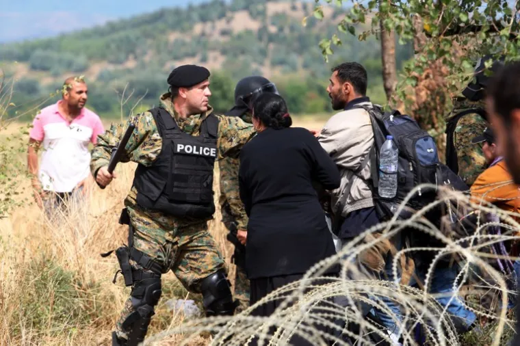 DRAMA U MAKEDONIJI: Potresne fotografije očajnih ljudi