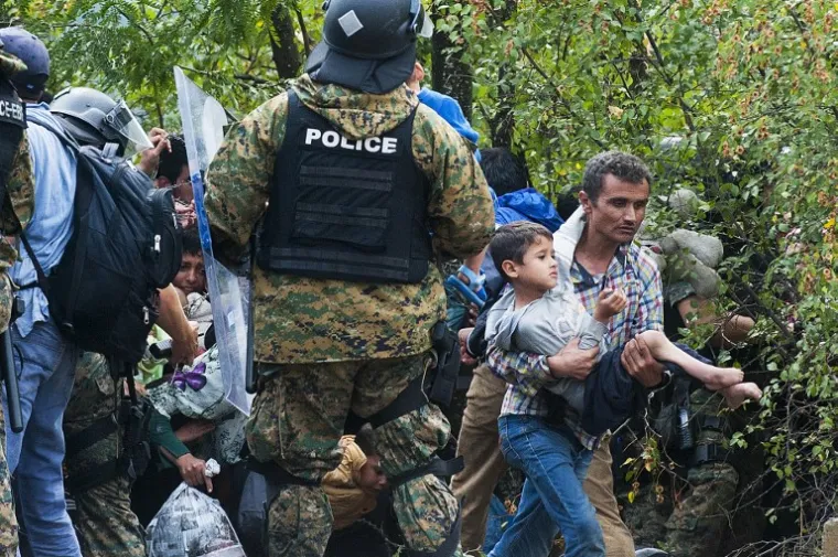 DRAMA U MAKEDONIJI: Potresne fotografije očajnih ljudi