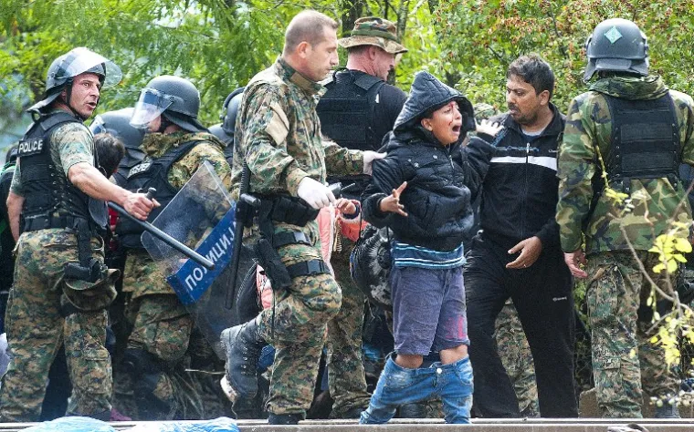 Makedonske sigurnosne snage koje su zatvorile granicu trebale su pustiti nekoliko stotina migranata u subotu koje bi vlakovi mogli odvesti na sjever prema Srbiji i dalje prema Europi.