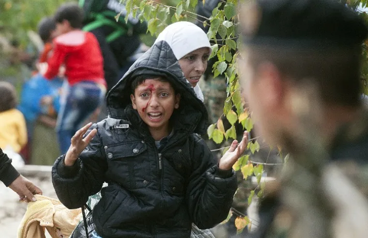 Neki migranti su probili policijske crte kada su vlasti poku&scaron;ale propustiti malu skupinu s malom djecom, navodi BBC. Neki ljudi su ozlijeđeni dok je policija nastojala zapriječiti im put.